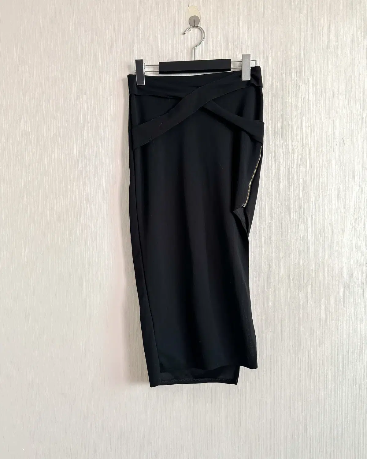 Side line cut off unbalanced midi skirt